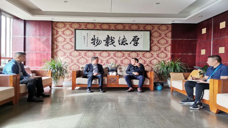 市委常委、宣传部长范晓东走访慰问Z6尊龙凯时电气集团董事长林中华